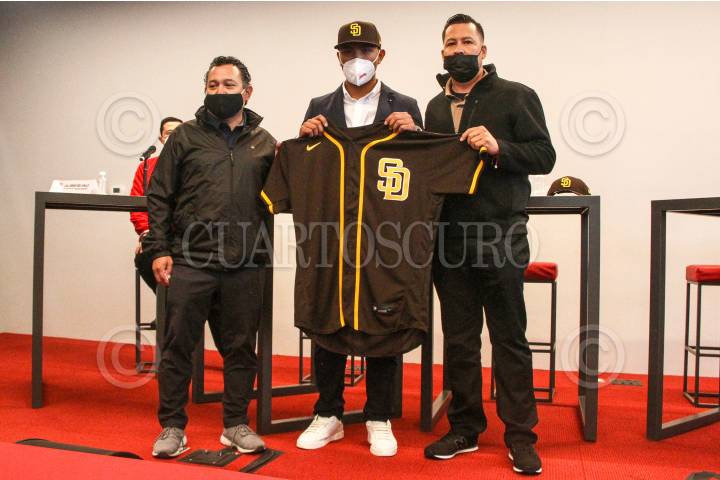 ROSMAN VERDUGO FIRMA CON LOS SAN DIEGO PADRES - Diablos Rojos del