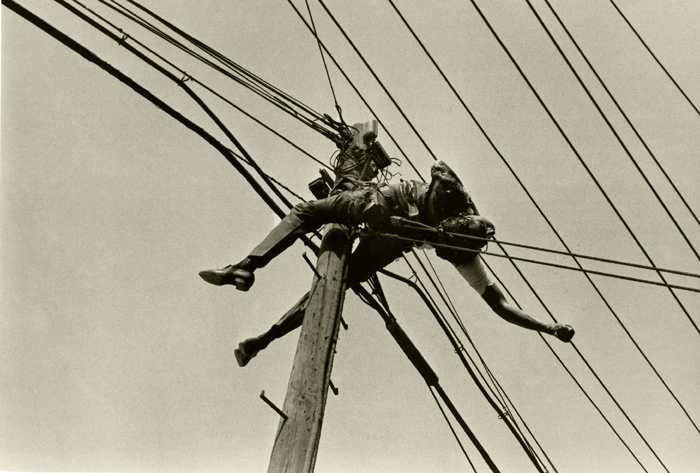 ©Enrique Metinides, Jesús Bazualda, Ingeniero en telecomunicaciones se electrocuta al recibir una descarga de 60 mil voltios, al intentar cambiar una línea telefónica.