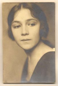 Anónimo | Dolores Del Rio [1904-1983] | c 1919 | Plata sobre gelatina | 15.2 x 10 cm