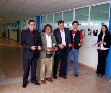 Autoridades de la Universidad politécnica y el director de la  Fototeca de Zacatecas, Pedro Valtierra inauguran la muestra Tiempo, Memoria y Plata.