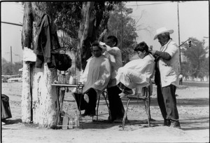 Corte de pelo por un  peso en la  Calzada Ignacio Zaragoza 1978, México DF, © Pedro Valtierra/CUARTOSCURO.COM