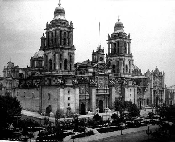 Catedral de México,1890. Imagen  que forma parte de la Colección Albumes  de fotografía  histórica registrada  en  el programa  Memoria  del  Mundo de la UNESCO. FOTO BNAH-INAH