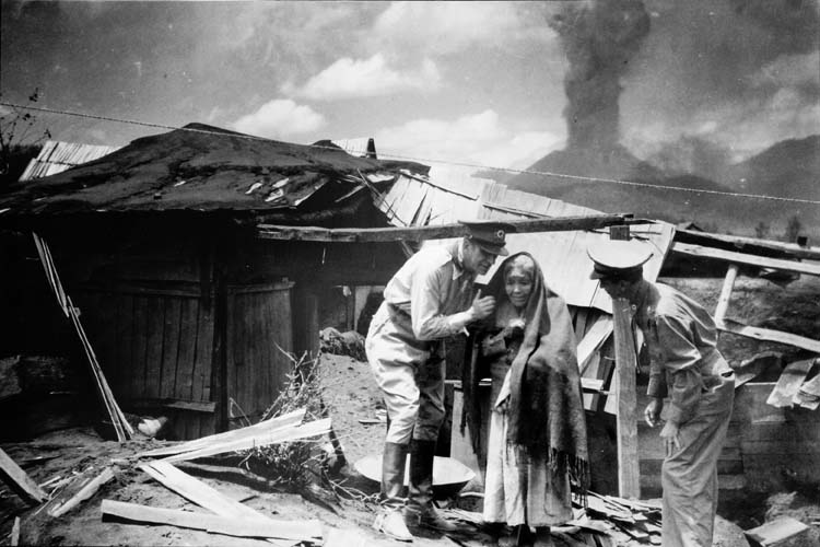 Erupción del Paricutín. Michoacán. 1942  Foto:  Enrique Metinides.  Cortesía Cruz Roja Mexicana