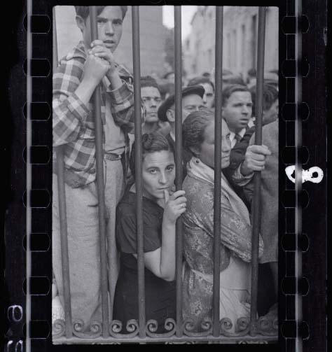 Gerda Taro [Crowd at the gate of the morgue after the air raid, Valencia], May 1937 © International Center of Photography International Center of Photography