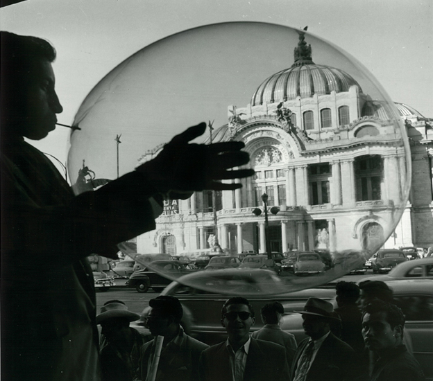 De la serie, “Globeros”, 1956. Nacho López Col. Fototeca Nacional, INAH ©375912.CONACULTA.INAH.SINAFO.FM.