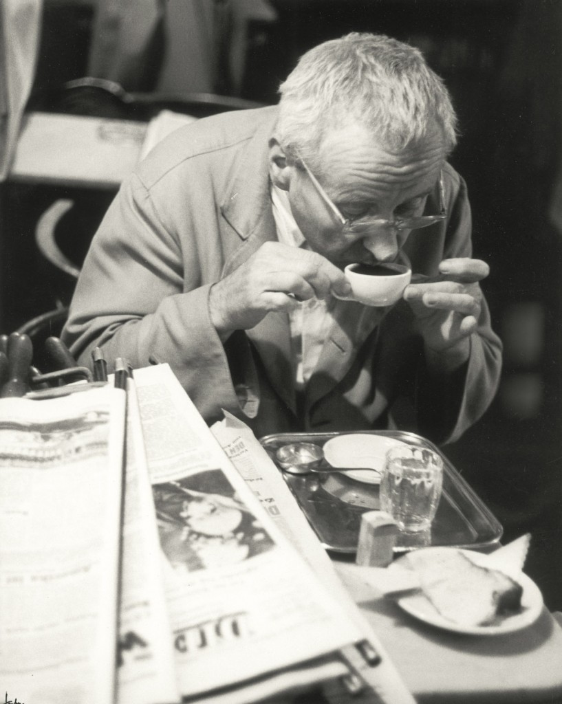 Franz Hubmann: Stammgast im Café Hawelka, Wien 1956/57 © Franz Hubmann Leica Camera AG