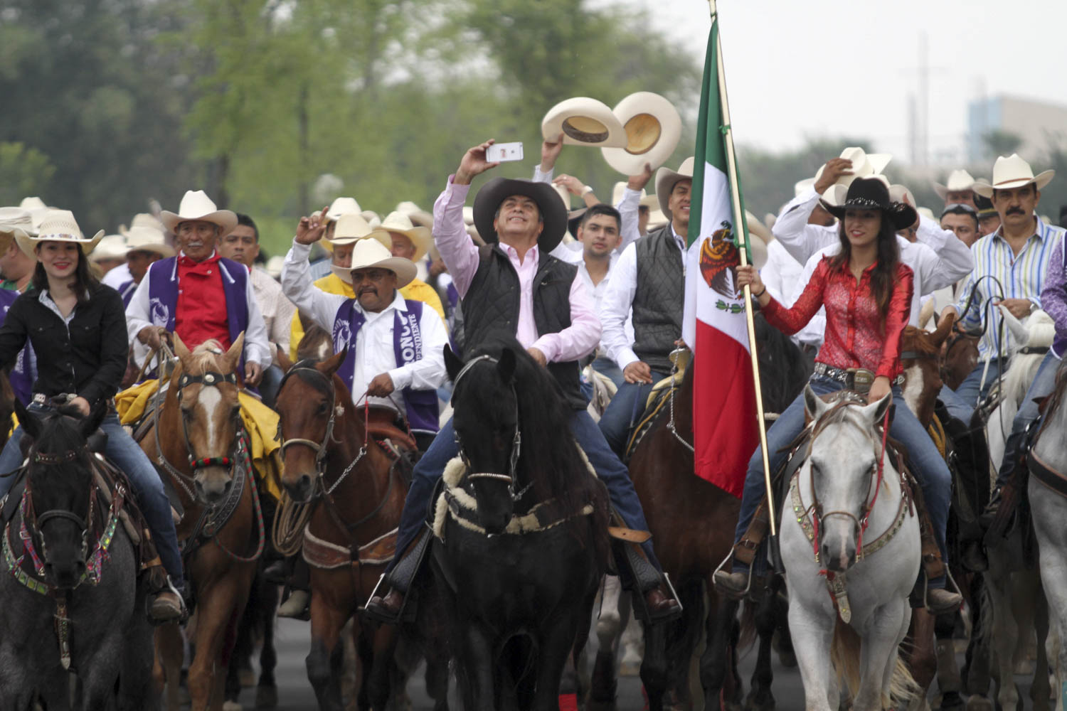 MONTERREY, NUEVO LEÓN, 04OCTUBRE2015.- El gobernador independiente de Nuevo León, Jaime Rodríguez “El Bronco” realizó una cabalgata junto a más de 400 jinetes provenientes de los estados de Nuevo León, Coahuila, Tamaulipas y Texas en su primer día de gobierno.
Foto: Gabriela Pérez Montiel /Cuartoscuro.com