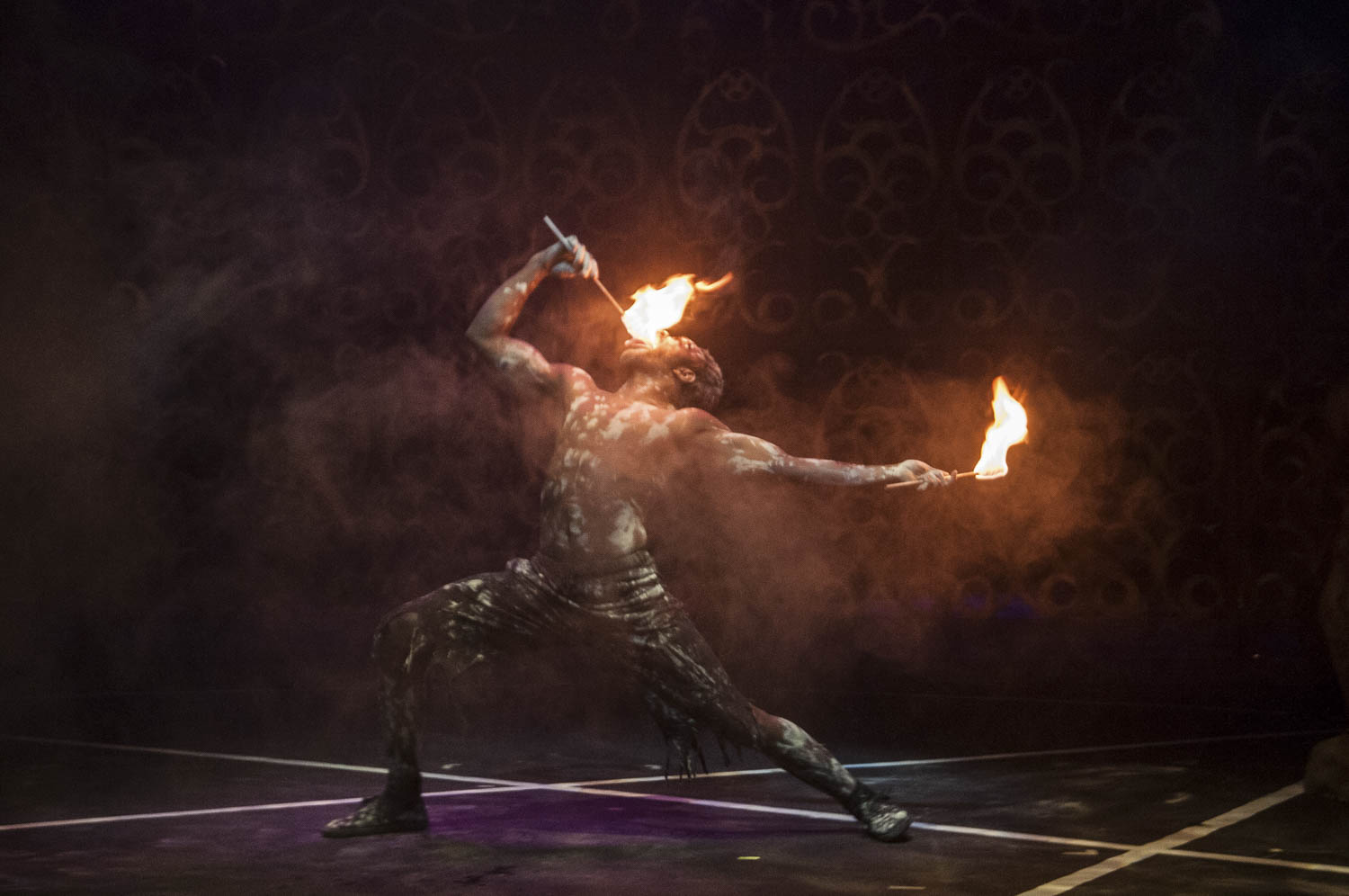 MÉXICO, D.F., 08OCTUBRE2015.- Función del Circo de los Horrores, espectáculo que combina teatro, cabaret y circo, el cual se presentó en el teatro Moliére de Polanco, dirigido por el actor español Jesús Cesar Silva, quien interpreta a Nosferatu, el anfitrión en la puesta en escena, que presenta diversos números con artistas circenses y acróbatas de más de 20 países.
Foto: Diego Simón /Cuartoscuro.com