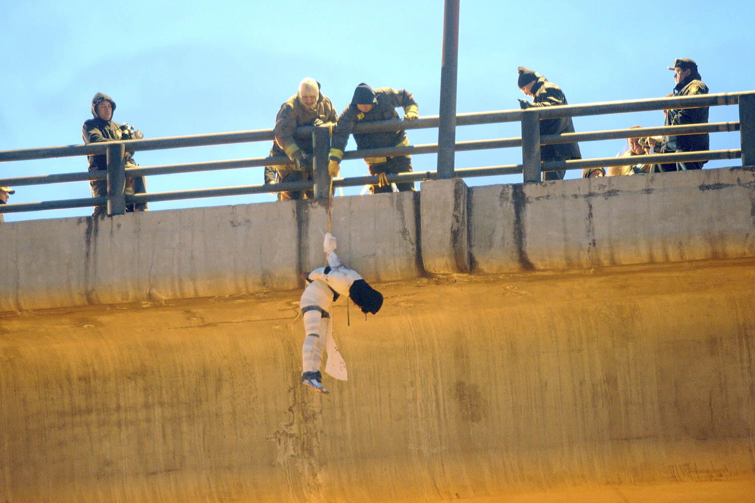 MÉXICO D.F., 19OCTUBRE2015.-
El cuerpo sin vida de un hombre, fue hallado colgando del puente de la Concordia en la colonia Lomas de Zaragoza en Iztapalapa. El cuerpo suspendido con una cuerda, se encontraba envuelto en vendas de color blanco por todo el cuerpo y mostraba huellas de tortura. Al lugar, arribaron personal de bomberos y de la procuraduría para retirar el cadáver.
Foto: Luis Carbayo /Cuartoscuro.com OTO: LUIS CARBAYO /CUARTOSCURO.COM