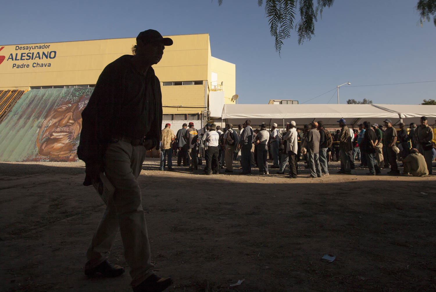 TIJUANA, BAJA CALIFORNIA, 10OCTUBRE2015.- Mil pesos diarios son los que esta asociación civil con sede en, Turín, Italia, y administrada por sacerdotes salesianos, invierte en la comida que dan a los migrantes que llegan a tomar los alimentos matinales.
Foto: Christian Serna /Cuartoscuro.com