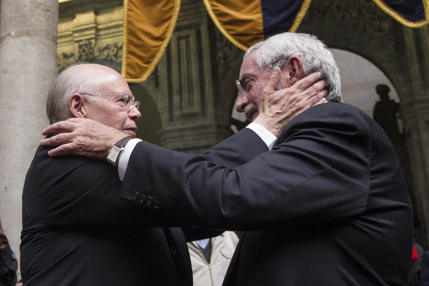 MÉXICO, D.F., 17NOVIEMBRE2015.- El rector saliente José Narro Robles felicita a Enrique Luis Graue Wiechers, nuevo Rector de la Máxima Casa de Estudios para el periodo 2015-2019, luego de que rindió protesta durante la sesión de la Junta de Gobierno Universitaria, realizada en el Palacio de la Antigua Escuela de Medicina.
Foto: Isaac Esquivel /Cuartoscuro.com