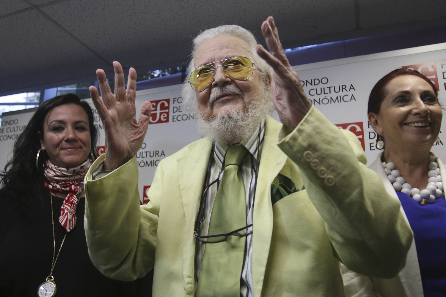 GUADALAJARA, JALISCO. 13NOVIEMBRE2015.- El escritor y poeta mexicano, Fernando del Paso Morante durante la rueda de prensa que ofreció en el Fondo de Cultura Económica, en donde hablo sobre su mas reciente premio obtenido y el mas importante a nivel mundial en el entorno de la literatura en español, el “Premio Cervantes”.
Foto: Fernando Carranza García /Cuartoscuro.com