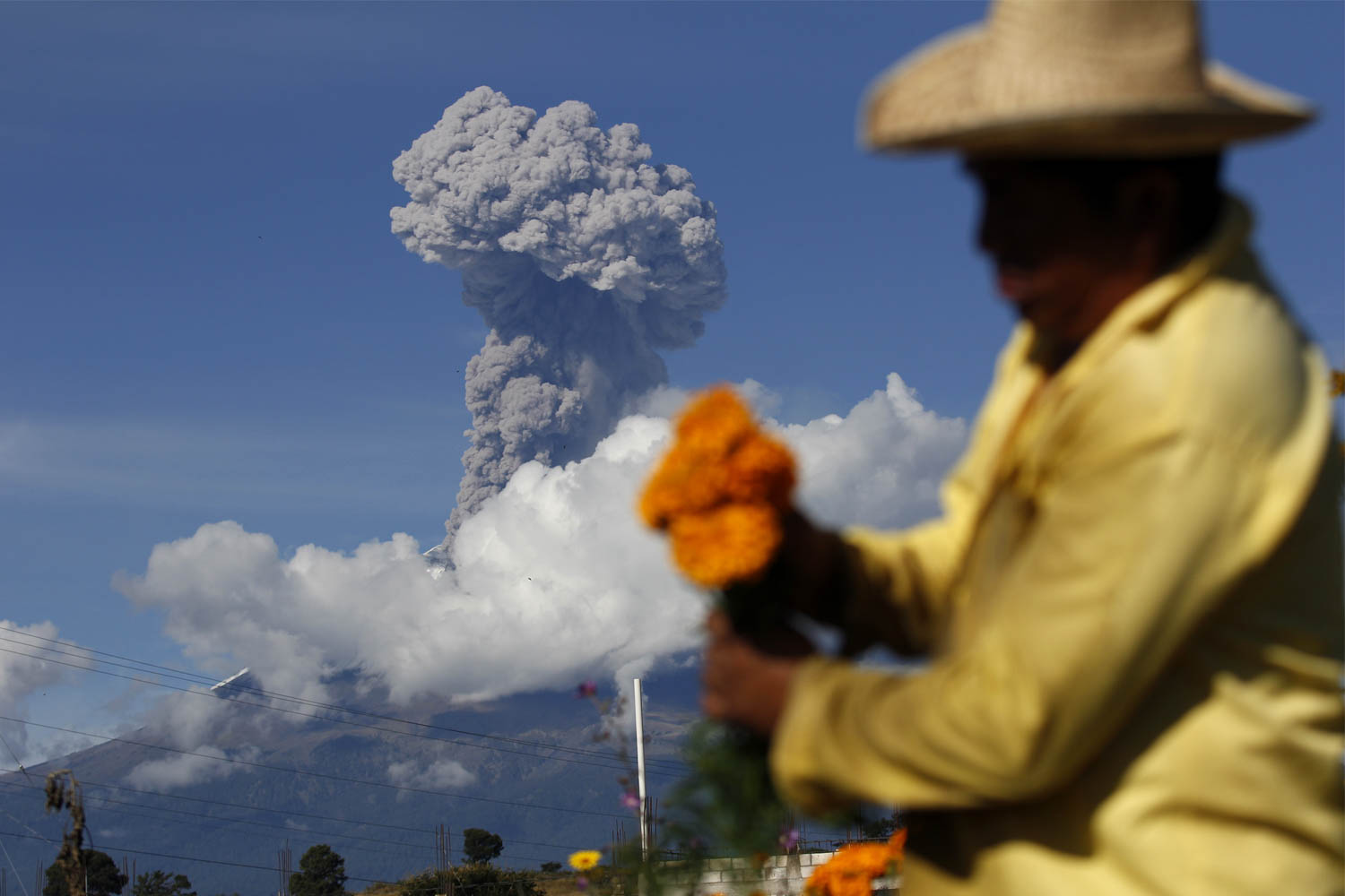 NEALTICAN, PUEBLA, 28OCTUBRE2015.- El volcán Popocatépetl emitió una fumarola de ceniza que alcanzó los tres mil metros de altura durante la mañana de hoy.
Foto: Hilda Ríos /Cuartoscuro.com
