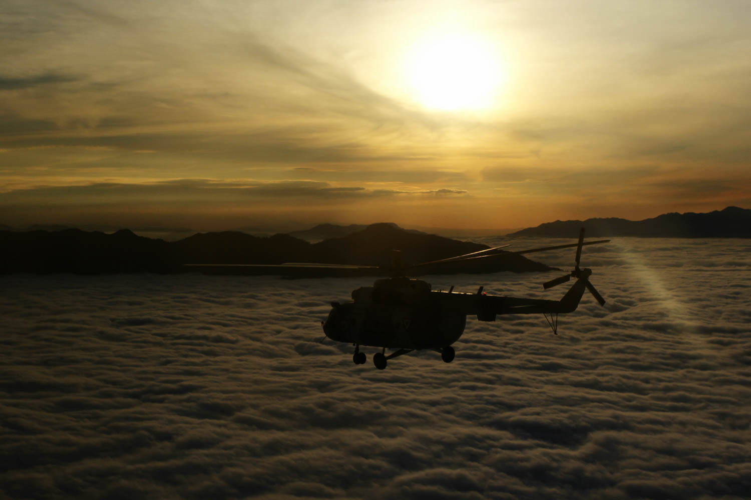 TEMPOAL, VERACRUZ, 24NOVIEMBRE2015.- Vista sobre las nubes del atardecer donde se aprecia un helicóptero MI 17 de la Fuerza Aérea Mexicana.
Foto: Enrique Ordóñez /Cuartoscuro.com