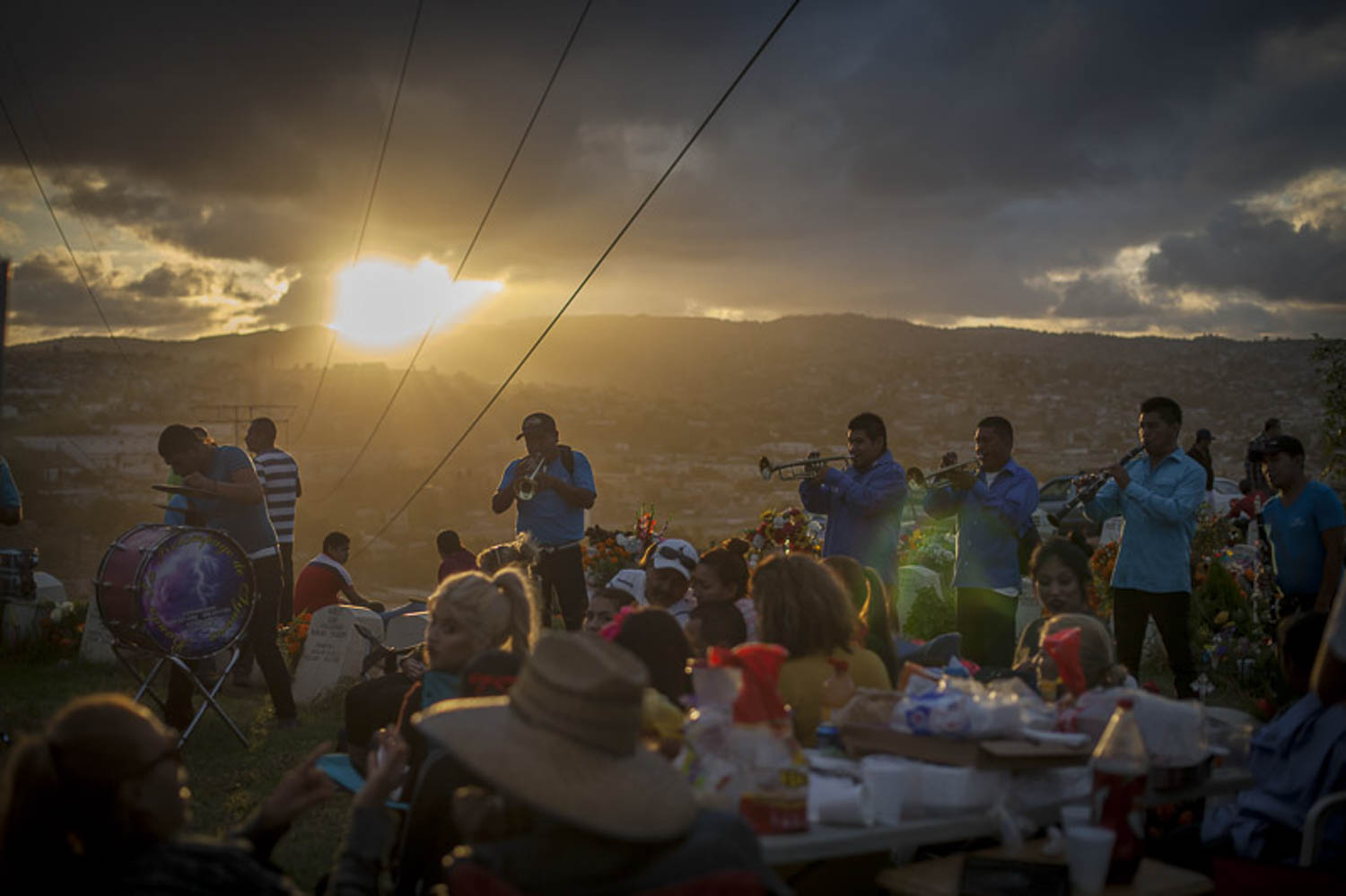 TIJUANA, BAJA CALIFORNIA, 03NOVIEMBRE2015.- Una gran cantidad de familias asistieron el día de ayer al panteón Monte de los Olivos, ubicado en la Zona Este de la ciudad para conmemorar el Día de Muertos. La población tijuanense y sandieguina cada año abarrotan los panteones de esta región, lo que demuestra que en ambos lados de la frontera la tradición mexicana continua.
Foto: Christian Serna /Cuartoscuro.com