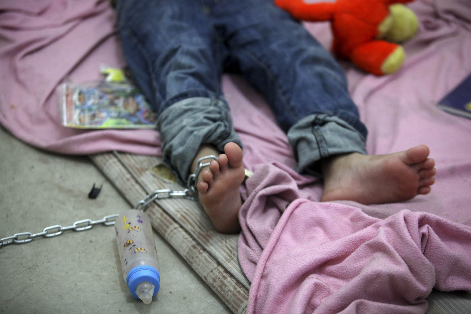 VERACRUZ, VERACRUZ, 11MAYO2015.- Autoridades rescataron a un menor de doce años de edad que era encadenado por sus padres durante gran parte del día. En la pequeña vivienda también se encontraban sus hermanos de seis y tres años de edad, los cuales eran dejados sin alimento, constantemente por sus familiares. El caso fue denunciado por vecinos de la colonia Jardines de Santa Fe, al norte de la ciudad de Veracruz.Los menores fueron trasladados al sistema DIF del estado y se procederá penalmente en contra de sus progenitores.
Foto: Félix Márquez /Cuartoscuro.com
