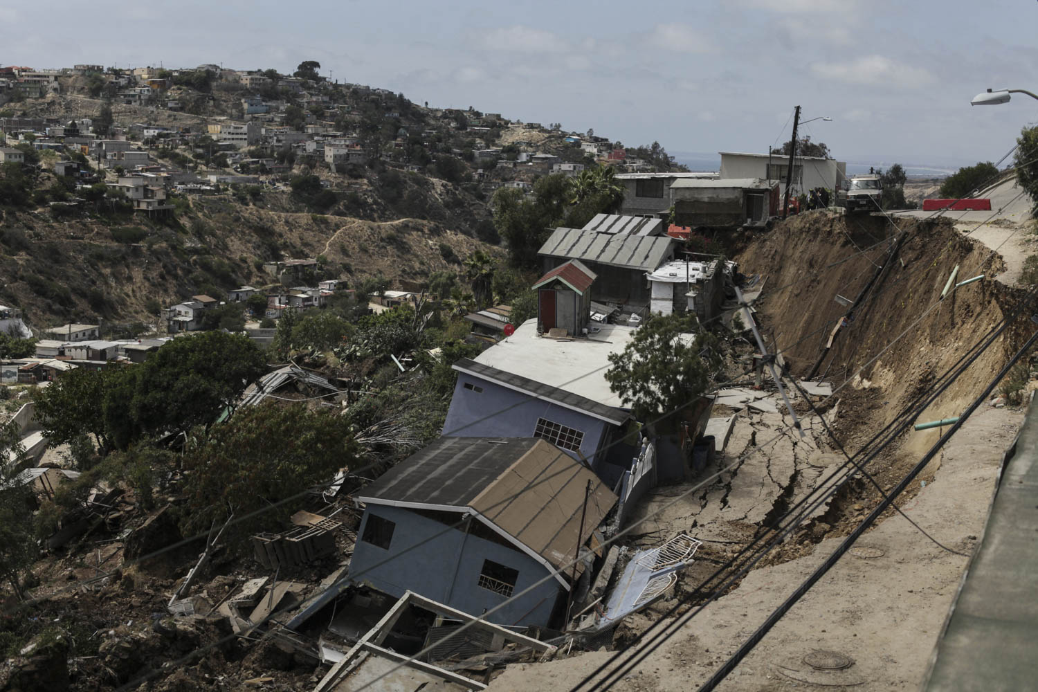 TIJUANA, BAJA CALIFORNIA, 17MAYO2015.- Un total de 17 casas se derrumbaron este domingo en una ladera ubicada en la colonia Anexa Miramar, autoridades municipales y estatales acudieron a la zona para atender a la gran cantidad de familias que quedaron sin casa e iniciar con el peritaje que determine la causa del deslizamiento.
Foto: Christian Serna /Cuartoscuro.com