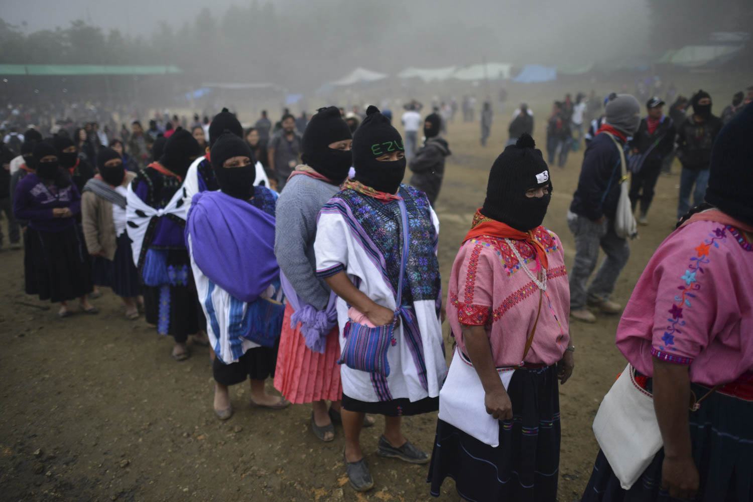 OVENTIK, CHIAPAS, 02MAYO2015.- El Ejército Zapatista de Liberación Nacional, realizó en el Caracol de Oventic, zona altos de Chiapas, el homenaje póstumo a sus compañeros, maestro zapatista Galeano y al filósofo Luis Villoro Toranzo. Esto previo al inicio del Seminario "El Pensamiento Crítico frente a la Hidra Capitalista a realizarse en la Universidad de la Tierra en San Cristóbal de las Casas".
Foto: Adolfo Vladimir /Cuartoscuro.com