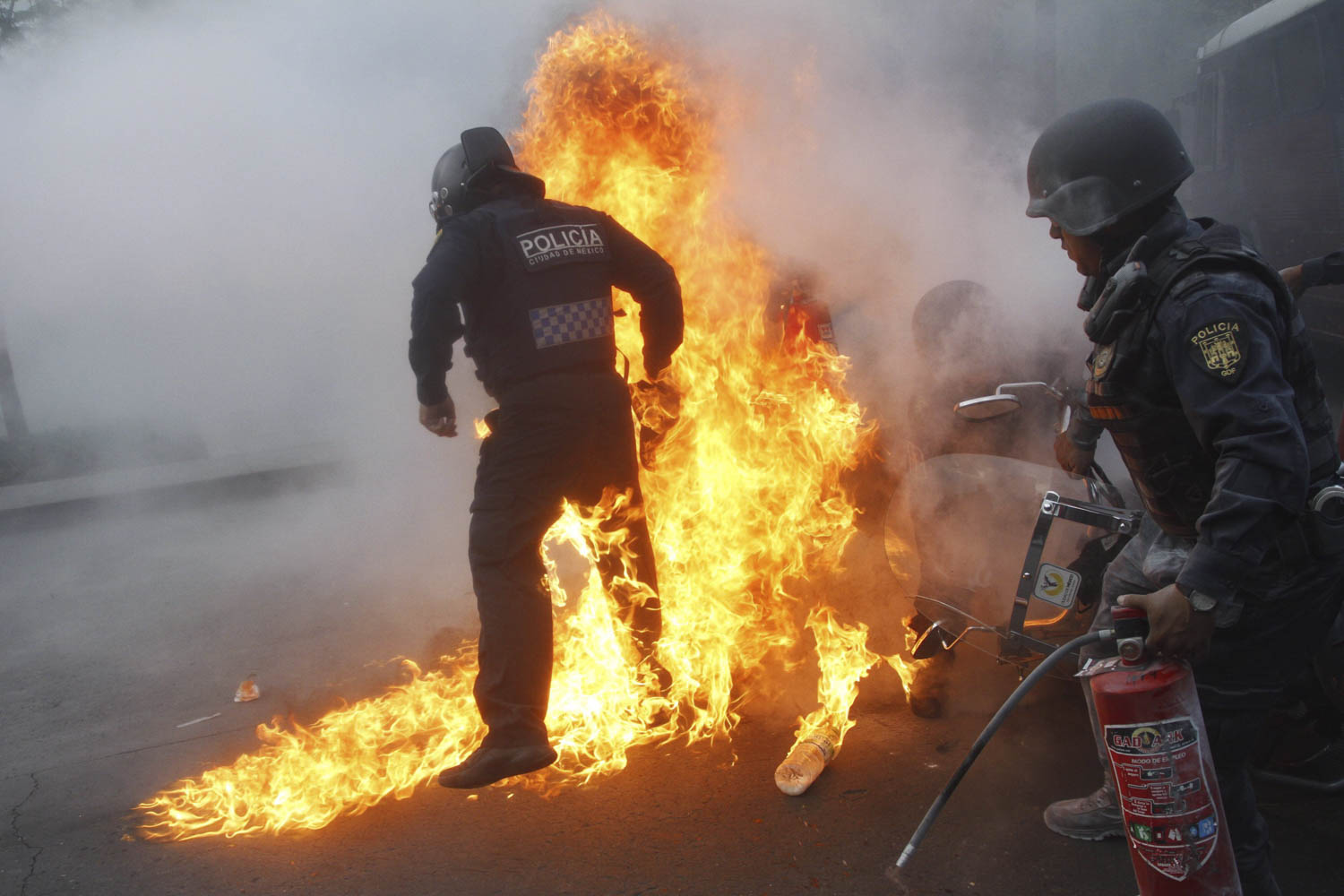 MÉXICO, D.F., 26MAYO2015.- Jóvenes encapuchados se enfrentaron con granaderos al final del mitin que encabezaron padres y familiares de los 43 normalistas de Ayotzinapa desaparecidos en Iguala, Guerrero, en el Hemiciclo a Juárez, a ocho meses de ocurrida su desaparición.
Foto: Isaac Esquivel /Cuartoscuro.com
