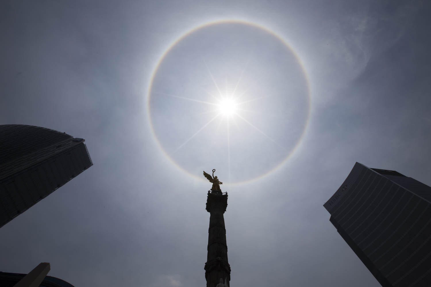 MÉXICO, D.F., 21MAYO2015.- Como un arcoiris circular, se observó un halo de luz alrededor del sol. El fenómeno se produce cuando las partículas de luz se refractan sobre los cristales de hielo que están esparcidos alrededor del astro.
Foto: María José Martínez /Cuartoscuro.com