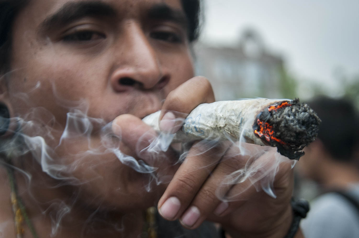 MÉXICO, D.F., 02MAYO2015.- Miles de personas realizaron una manifestación para exigir la legalización de la marihuana. Los manifestantes exigen la legalización de la hierba para usos médicos y lucrativos ya que, según comentan, ayudaría a minimizar la violencia en el país.
Foto: Diego Simón Sánchez /Cuartoscuro.com