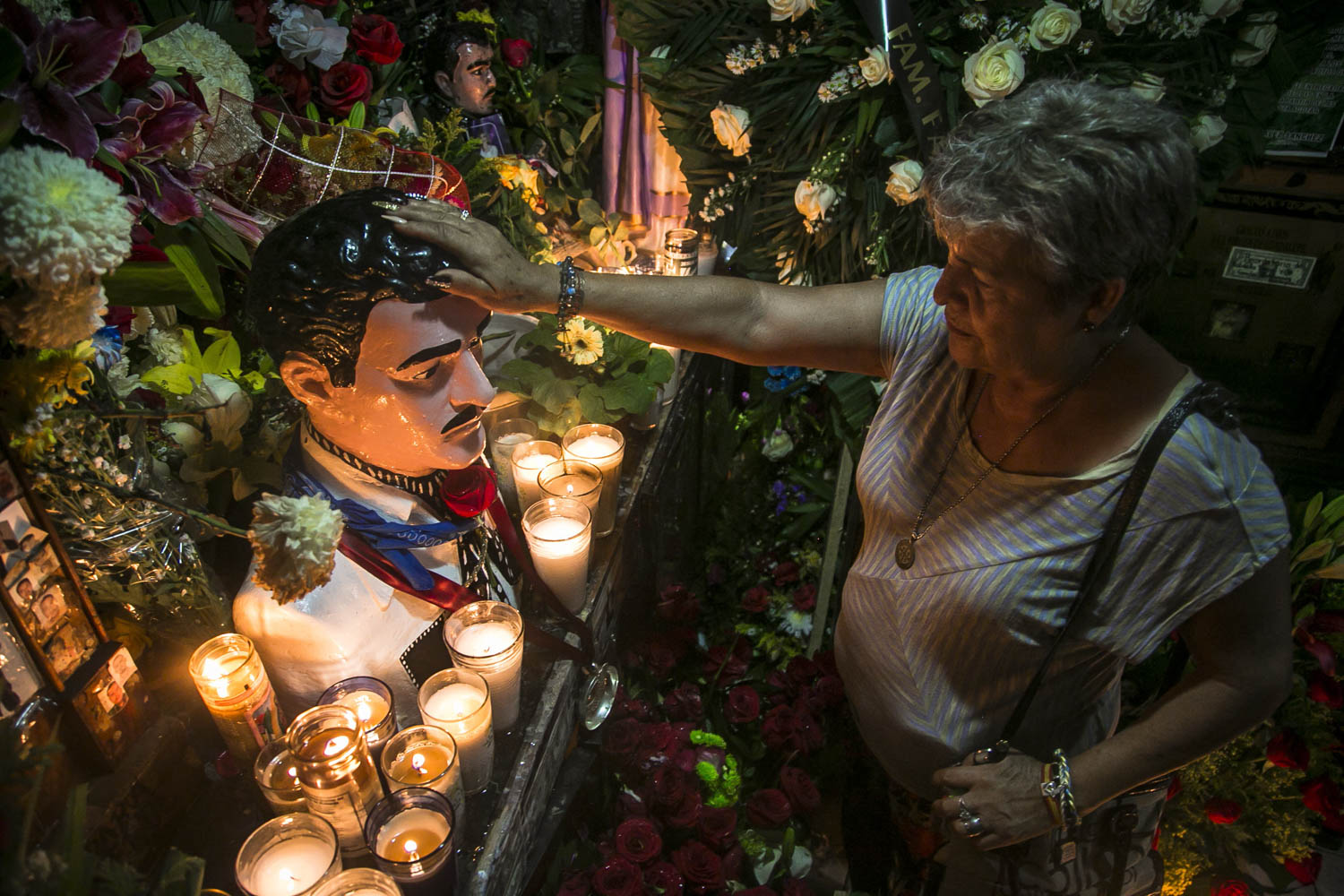 CULIACÁN, SINALOA, 03MAYO2015.- Cientos de creyentes de distintas partes de la República fieles a Jesús Malverde acudieron a festejar el 106 aniversario luctuoso de este santo polémico. El busto sale del templo que lo alberga para darle una vuelta en una camioneta mientras los creyentes bailan al ritmo de la banda y celebran con cerveza, después es devuelto a la capilla donde pedirán que se cumplan los milagros.
Foto: Rashide Frías /Cuartoscuro.com