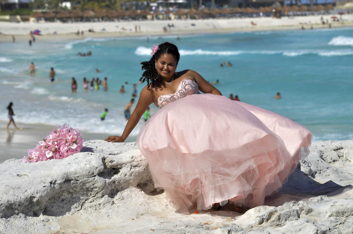CANCUN, QUINTANA ROO, 05MAYO2015.- Una quinceañera aprovecha la playa de Cancún para realizar una sesión de fotos frente al mar caribe.
Foto: Elizabeth Ruiz /Cuartoscuro.com