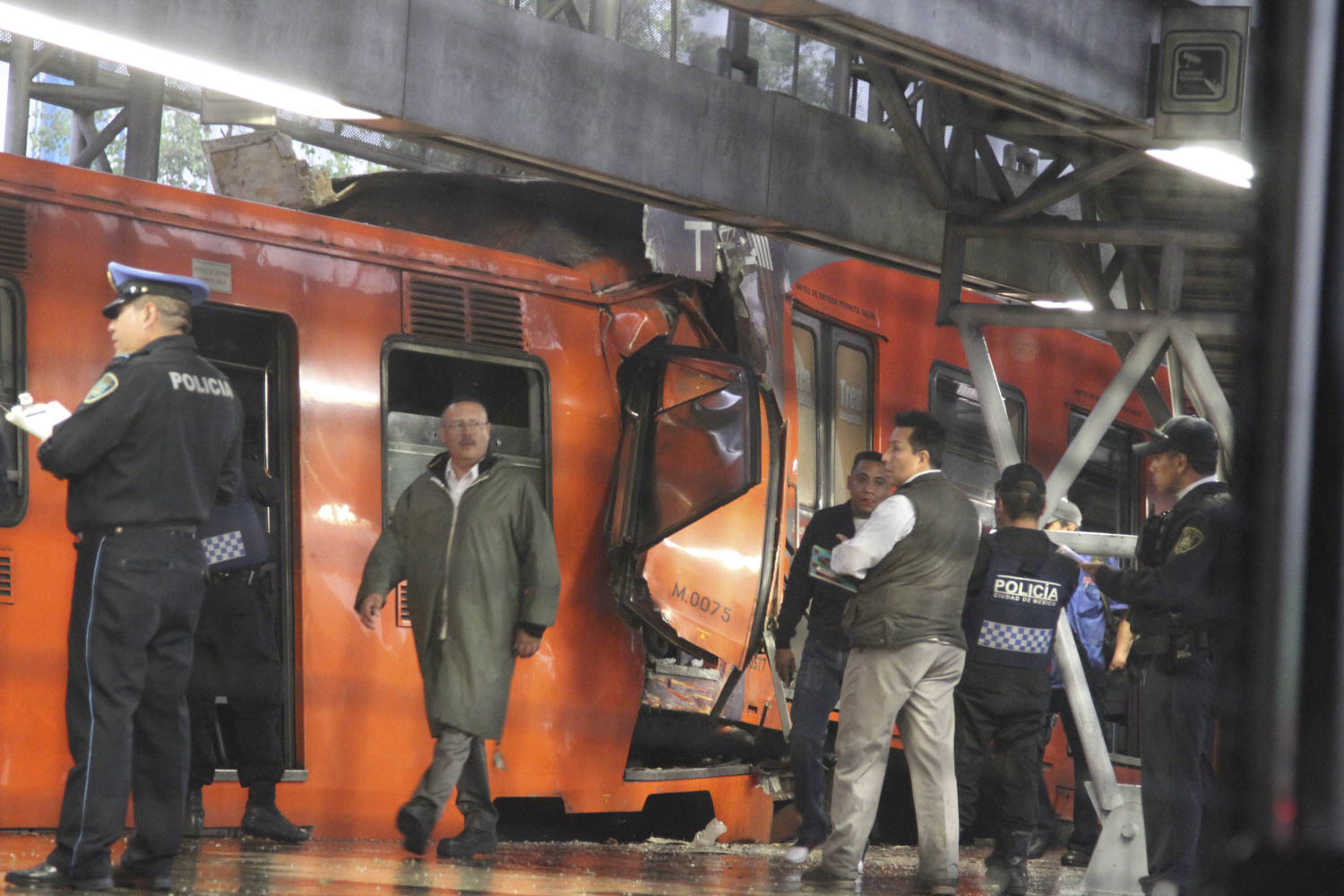 MÉXICO, D.F., 04MAYO2015.- El choque de dos trenes en la estación Oceanía del Sistema de Transporte Colectivo Metro dejó como saldo 12 personas heridas.
Foto: Saúl López /Cuartoscuro.com