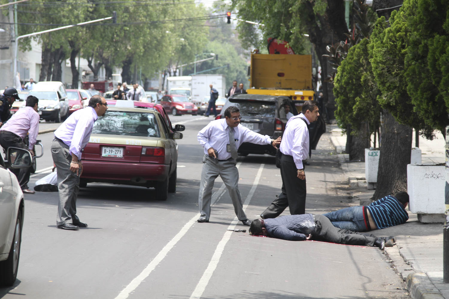 MÉXICO, D.F., 06MAYO2015.- Policías de Investigación y de la SSP-DF frustraron un asalto en un negocio ubicado a unos pazos de la Procuraduría de Justicia del Distrito Federal, un asaltante perdió la vida y una más se entregó después de protagonizar una balacera con los agentes ministeriales.
Foto: Saúl López /Cuartoscuro.com