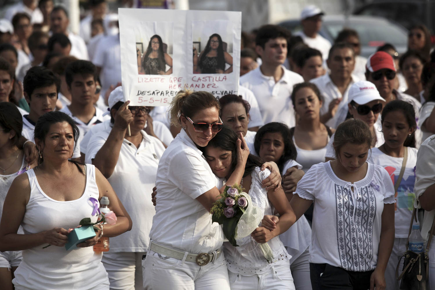 VERACRUZ, VERACRUZ, 11MAYO2015.- El domingo 10 de Mayo, cientos de personas realizaron una nueva jornada de protestas bajo el lema #MeDuelesVeracruz para exigir paz y seguridad en el estado de Veracruz, esto luego de las desapariciones, asaltos, secuestros y asesinatos como el de la estudiante de secundaria Columba Campillo. Los manifestantes pidieron un cese a la violencia y justicia a las autoridades.
Foto: Félix Márquez /Cuartoscuro.com