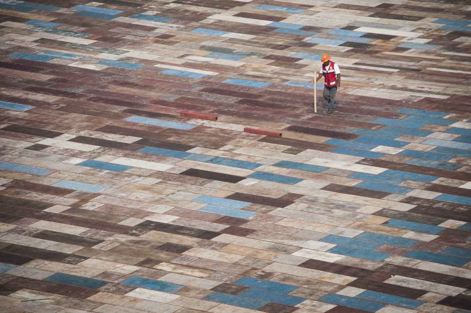 MÉXICO, D.F., 26NOVIEMBRE2015.- Trabajadores del gobierno, comenzaron a instalar lo que será la pista de hielo y el árbol navideño en la plancha del zócalo capitalino, para que miles de personas disfruten de dichas atracciones esta temporada decembrina.
Foto: Diego Simón Sánchez /Cuartoscuro.com