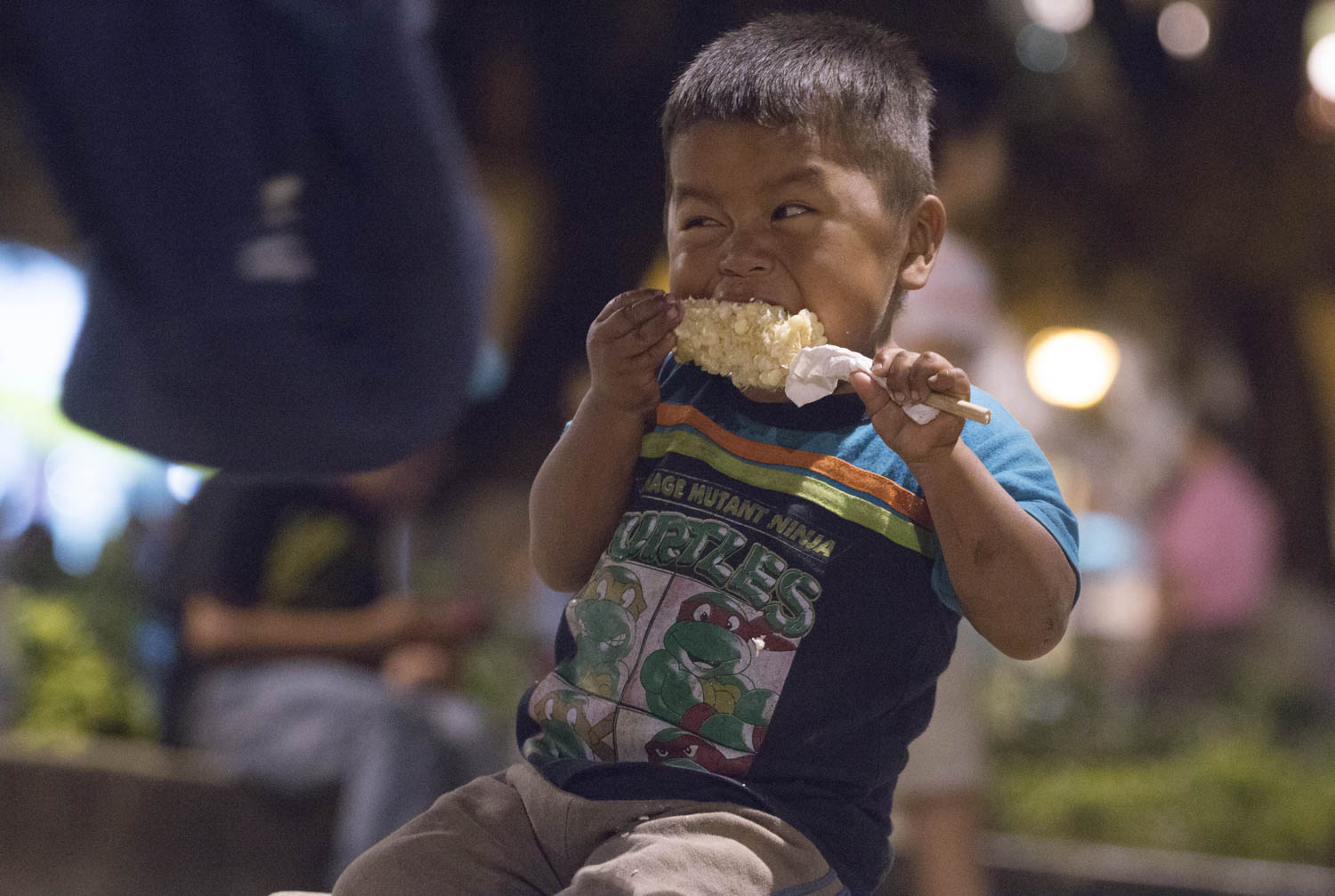 OAXACA, OAXACA, 16NOVIEMBRE2015.- Niños triquis originarios de San Juan Copala y que viven en los corredores del palacio de gobierno comen un un elote en el zócalo de la ciudad de Oaxaca.
Foto: Arturo Pérez /Cuartoscuro.com