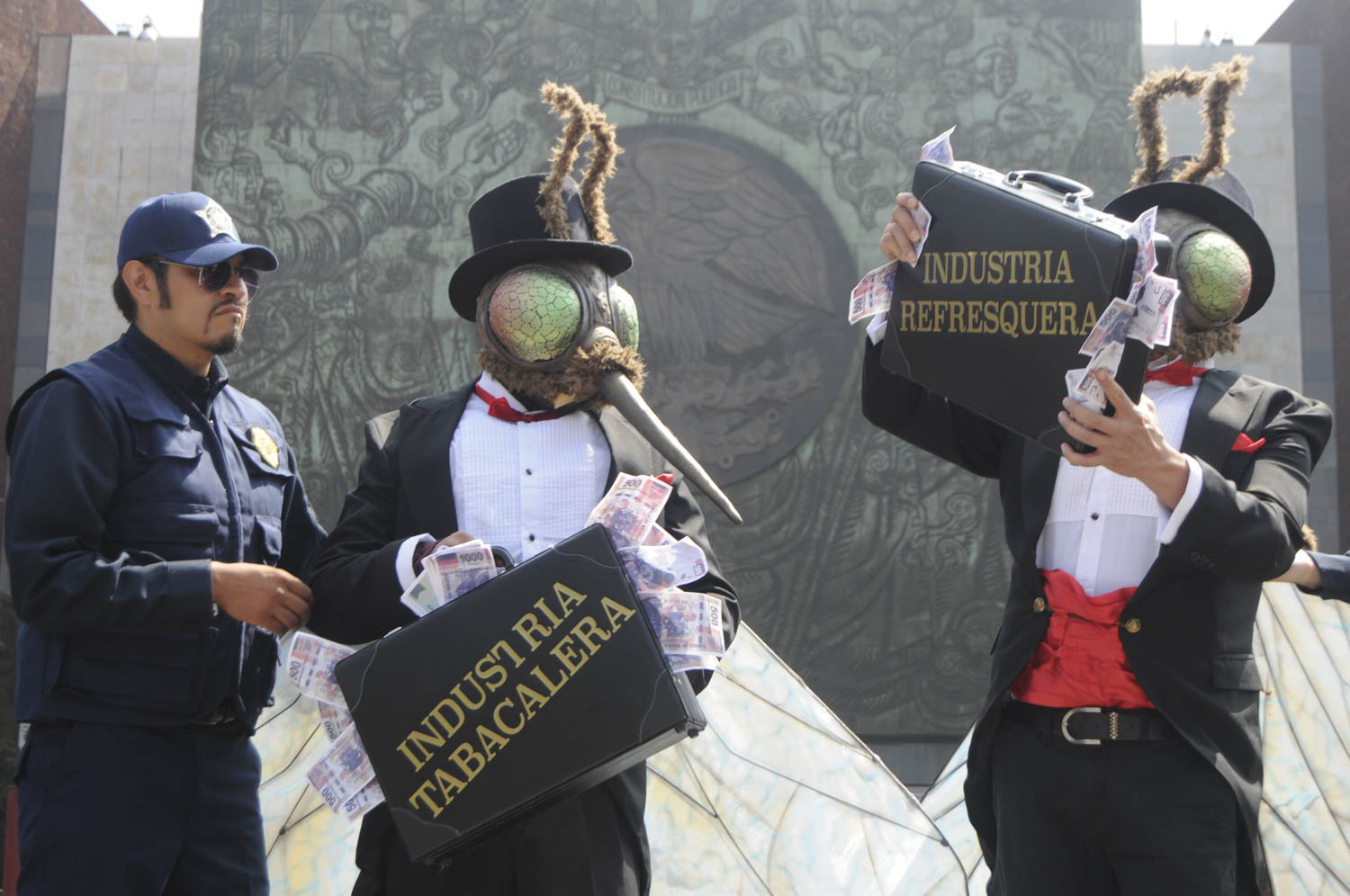 MÉXICO, D.F., 06OCTUBRE2015.- Miembros de la Alianza por la Salud Alimentaria de Contrapeso y la Fundación Interamericana del Corazón y Alimentos, se manifestaron a las afueras de la entrada principal de la Cámara de Diputados contra las leyes que afectan a la salud de la población y que benefician a las industrias Tabacalera y Refresqueras.
Foto: Saúl López /Cuartoscuro.com