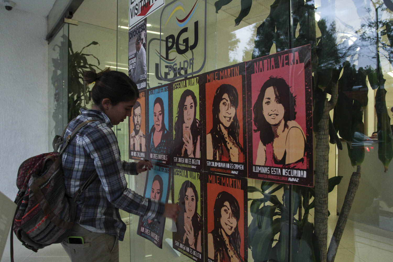 MÉXICO, D.F., 01OCTUBRE2015.- A 60 días del multihomicidio de la colonia Narvarte la Procuraduría General de Justicia del Distrito Federal (PGJDF), mantiene la teoría de un “ajuste de cuentas” de narcotraficantes con la víctima de nacionalidad colombiana Mile Virginia Martín. Cinco jóvenes acudieron a las instalaciones de dicha institución y pegaron en la infraestructura retratos de las victimas junto con la portada de la revista Proceso como forma de protesta ante la falta de respuesta y aclaración de los hechos de parte de las autoridades.
Foto: Isabel Mateos /Cuartoscuro.com