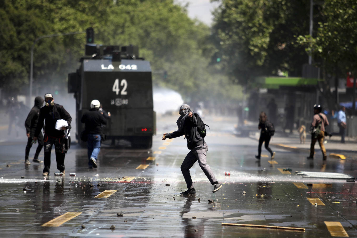 SANTIAGO, CHILE, 15OCTUBRE2015.- Cerca de 60 mil estudiantes marcharon contra el sistema de enseñanza gratuito propuesto por la presidenta chilena Michelle Bachelet, en una protesta pacífica que terminó con incidentes protagonizados por encapuchados y carabineros. “Con esta gratuidad no se transforma la educación por lo tanto no puede llamarse avance”, afirmó Valentina Saavedra, vocera de la confederación que agrupa a los líderes universitarios.
Foto: Félix Márquez /Cuartoscuro.com