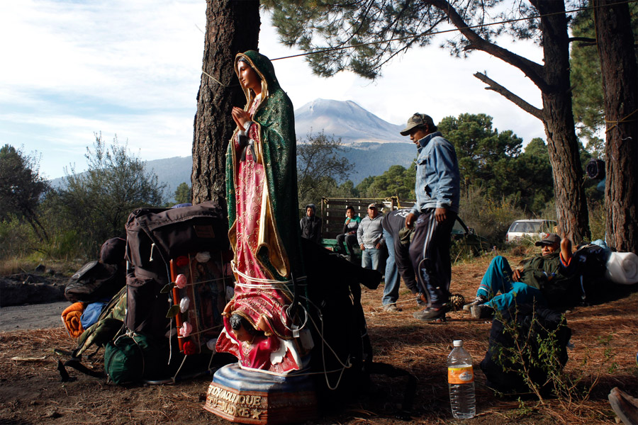 PASO DE CORTÉS, PUEBLA, 09DICIEMBRE2015.- En los días previos al 12 de diciembre, cientos de peregrinos de diversas partes del estado de Puebla y estados vecinos, avanzan por la ruta de Paso de Cortés en las faldas del volcán Popocatépetl rumbo a la basílica de Guadalupe para festejar a la virgen en su día.
Foto: Hilda Ríos /Cuartoscuro.com