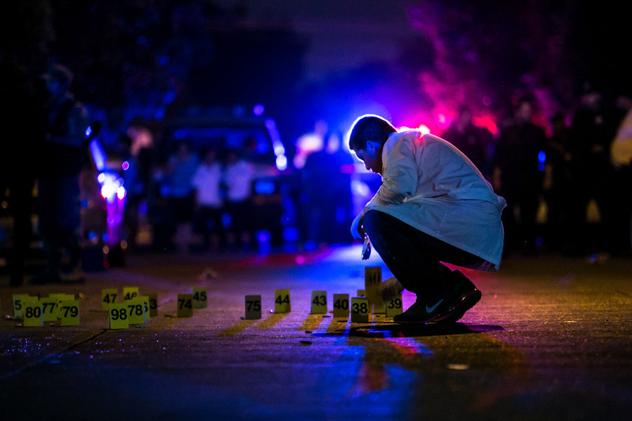 CULIACÁN, SINALOA, 10DICIEMBRE2015.- Una balacera registrada en la colonia Hidalgo dejo como saldo dos personas sin vida y otros dos gravemente heridos, de manera extraoficial se dice que una de las víctimas fue identificado como Vicente Zambada Reyes sobrino del líder del cartel del pacifico, sin embargo, esta versión esta por ser confirmada, los hechos se registraron en la calle Francisco Medina del sector antes mencionado.
Foto: Rashide Frías /Cuartoscuro.com