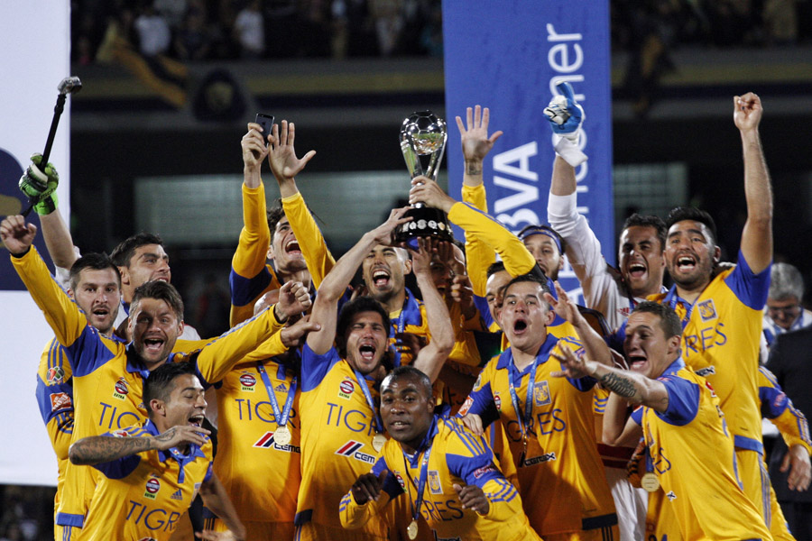 MÉXICO, D.F., 13DICIEMBRE2015.- Los Tigres de la Universidad Autónoma de Nuevo León ganan el Torneo Apertura 2015 a los Pumas de la Universidad Autónoma de México en el estadio Olímpico Universitario.
Foto: Adolfo Vladimir /Cuartoscuro.com