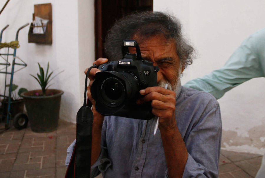 OAXACA, OAXACA, 15DICIEMBRE2015.- El pintor y fundador de Pro Oax, Francisco Toledo ofreció un desayuno a los representantes de los medios de comunicación en las instalaciones del Instituto de Artes Gráficas de Oaxaca (Iago) donde informó que enviará una segunda carta al gobernador, Gabino Cué para solicitar nuevamente una audiencia, ya que desde el 30 de noviembre entregaron un documento pidiendo al mandatario una reunión para presentar un proyecto de reforestación del cerro del Fortín. Además presentó un cartel en el que se enumeran más de 100 aves que habitan en el cerro del Fortín y que si no se cuida el espacio podrían desaparecer.
Foto: Arturo Pérez /Cuartoscuro.com