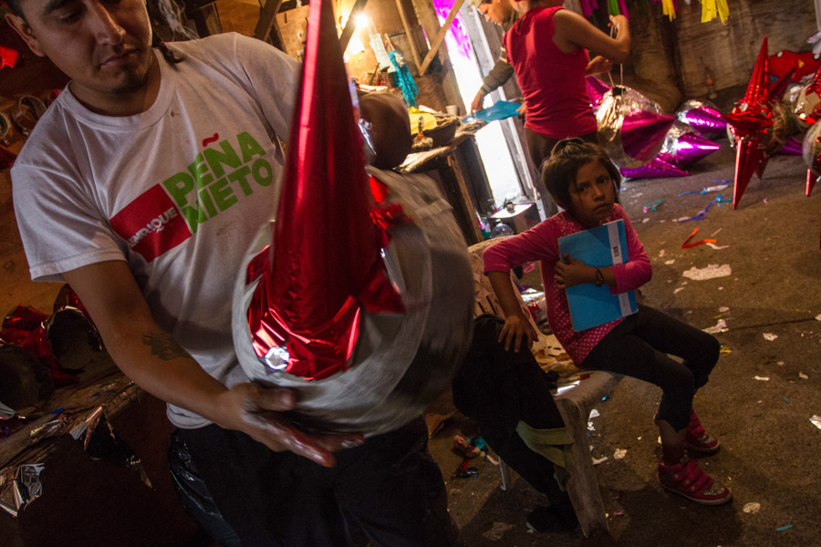 MÉXICO, D.F., 22DICIEMBRE2015.- Atrás del mercado de Sonora, una familia se gana la vida vendiendo piñatas que ellos mismos elaboran; diariamente realizan unas 400 piñatas, las cuales vende en 30 pesos cada una; cada integrante de la familia realiza una parte del proceso, que les lleva unos quince minutos por piñata.
Foto: Isaac Esquivel /Cuartoscuro.com