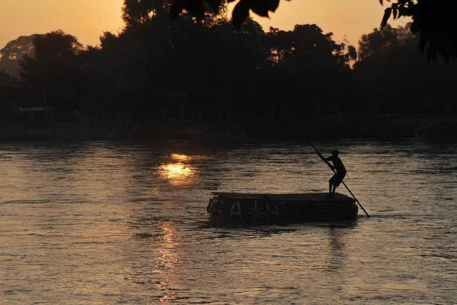 CIUDAD HIDALGO, CHIAPAS, 16DICIEMBRE2015.- Decenas de personas pasan de Guatemala a México por el Río Suchiate, en lo que es uno de los pasos migratorios de centroamericanos al país, que buscan atravesar el territorio nacional hacia Estados Unidos.
Foto: Moisés Pablo /Cuartoscuro.com