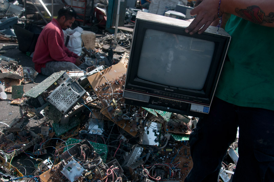 MÉXICO, D.F., 04DICIEMBRE2015.- El día de ayer el presidente de la República Enrique Peña Nieto entregó el aparato de señal digital número 8 millones 200 mil del total de 9.7 millones de televisores que se repartirán por el apagón analógico anunciado para el 31 de diciembre de 2015.
Foto: Diego Simón Sánchez /Cuartoscuro.com