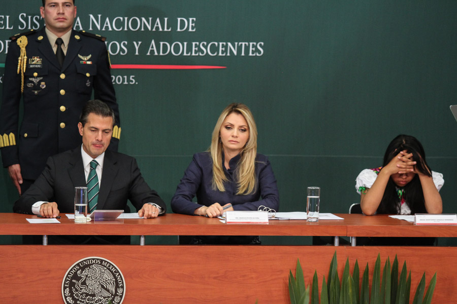 MÉXICO, D.F., 02DICIEMBRE2015.- Enrique Peña Nieto, Presidente de México, Angélica Rivera, presidenta honoraria del Consejo Consultivo Ciudadano del DIF y Abigail Montserrat González, durante la instalación del Sistema Nacional de Protección Integral de Niñas, Niños y Adolecentes realizado en el residencia oficial de Los Pinos.
Foto: Adolfo Vladimir /Cuartoscuro.com