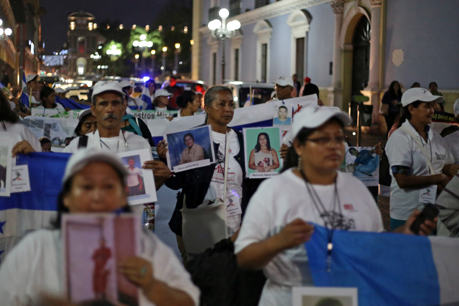 CÓRDOBA, VERACRUZ, 04DICIEMBRE2015.- La noche de ayer llegó a la Plaza Central de Córdoba la Caravana de Madres Centroamericanas, tras realizar un breve mitin, marcharon por las calles del centro con las imágenes de sus hijos desaparecidos en manos o colgadas del pecho y pancartas, exigieron a las autoridades que exista la cooperación para poder resolver sus casos.
Foto: Ilse Huesca /Cuartoscuro.com