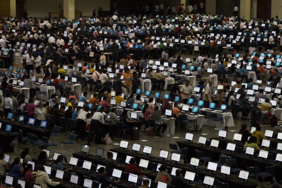 ACAPULCO, GUERRERO, 03DICIEMBRE2015.- Decenas de maestros participaron en la evaluación educativa en esta entidad.
Foto: Bernandino Hernández /Cuartoscuro.com
