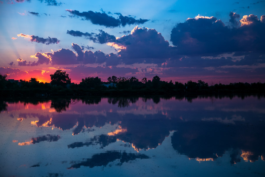 CULIACÁN, SINALOA, 13DICIEMBRE2015.- En esta temporada de invierno se pueden observar espectaculares atardeceres donde los colores se mezclan y se reflejan en el río Tamazula.
Foto: Rashide Frías /Cuartoscuro.com