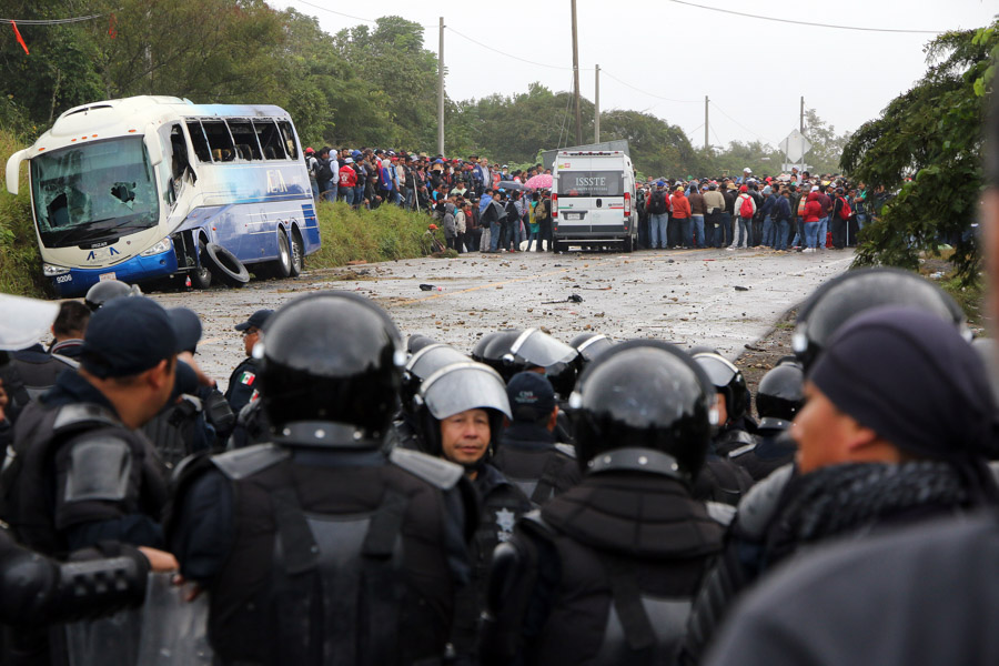 TUXTLA GUTIÉRREZ, CHIAPAS, 08DICIEMBRE2015.- Un enfrentamiento entre maestros de la CNTE y Policías Federales se realizó en un tramo carretero de la autopista Ocozocoautla-Tuxtla Gutíérrez, el saldo del enfrentamiento un presunto maestro David Gemayel Ruiz Astudillo y seis detenidos. La protesta fue para oponerse a la aplicación de la evaluación magisterial de la SEP.
Foto: Jacob García /Cuartoscuro.com