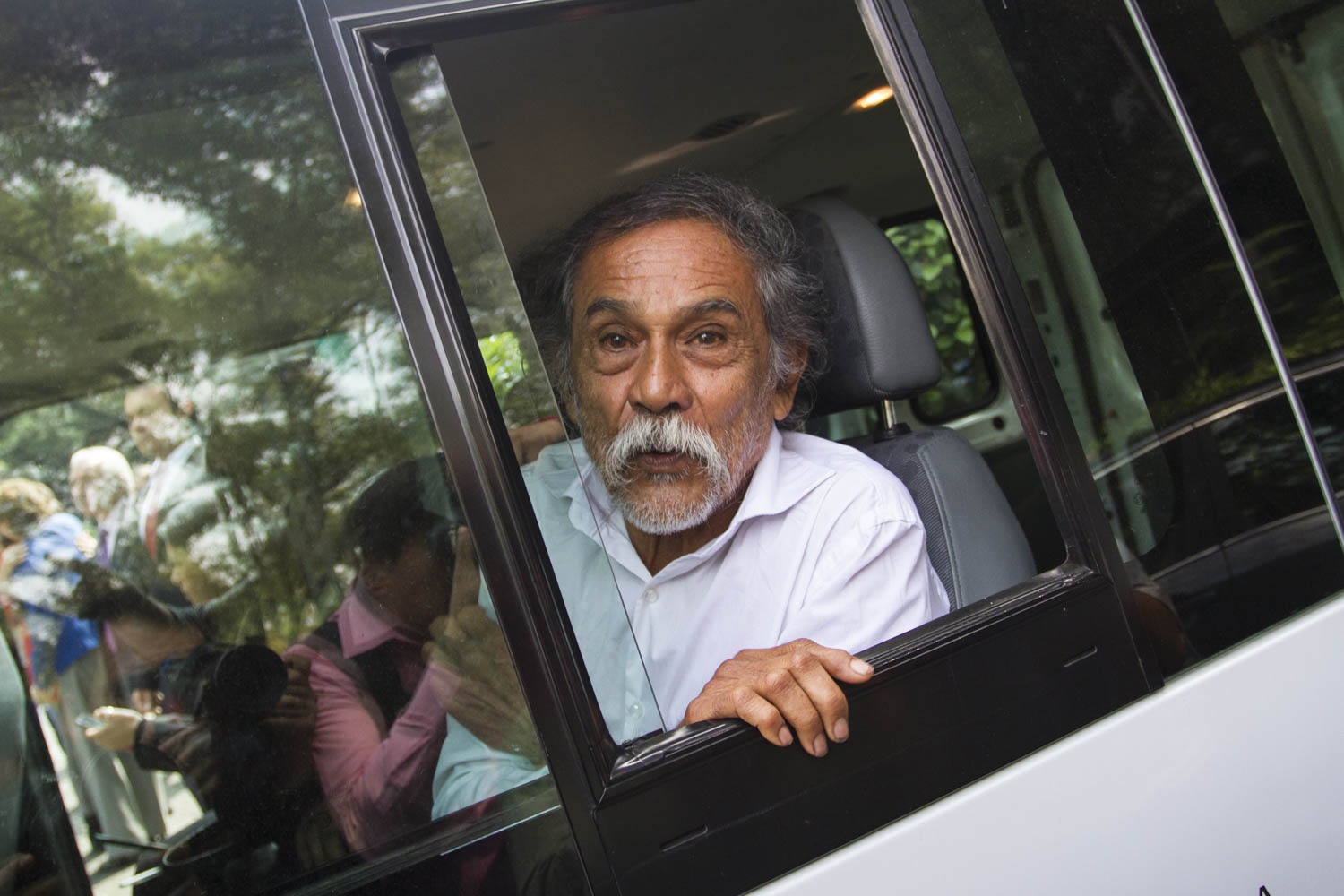MÉXICO, D.F., 22OCTUBRE2015.- El artista oaxaqueño Francisco Toledo acudió al Museo de Arte Moderno, durante el recorrido para prensa que se realizó de su exposición de piezas de cerámica "Duelo".
Foto: Isaac Esquivel /Cuartoscuro.com