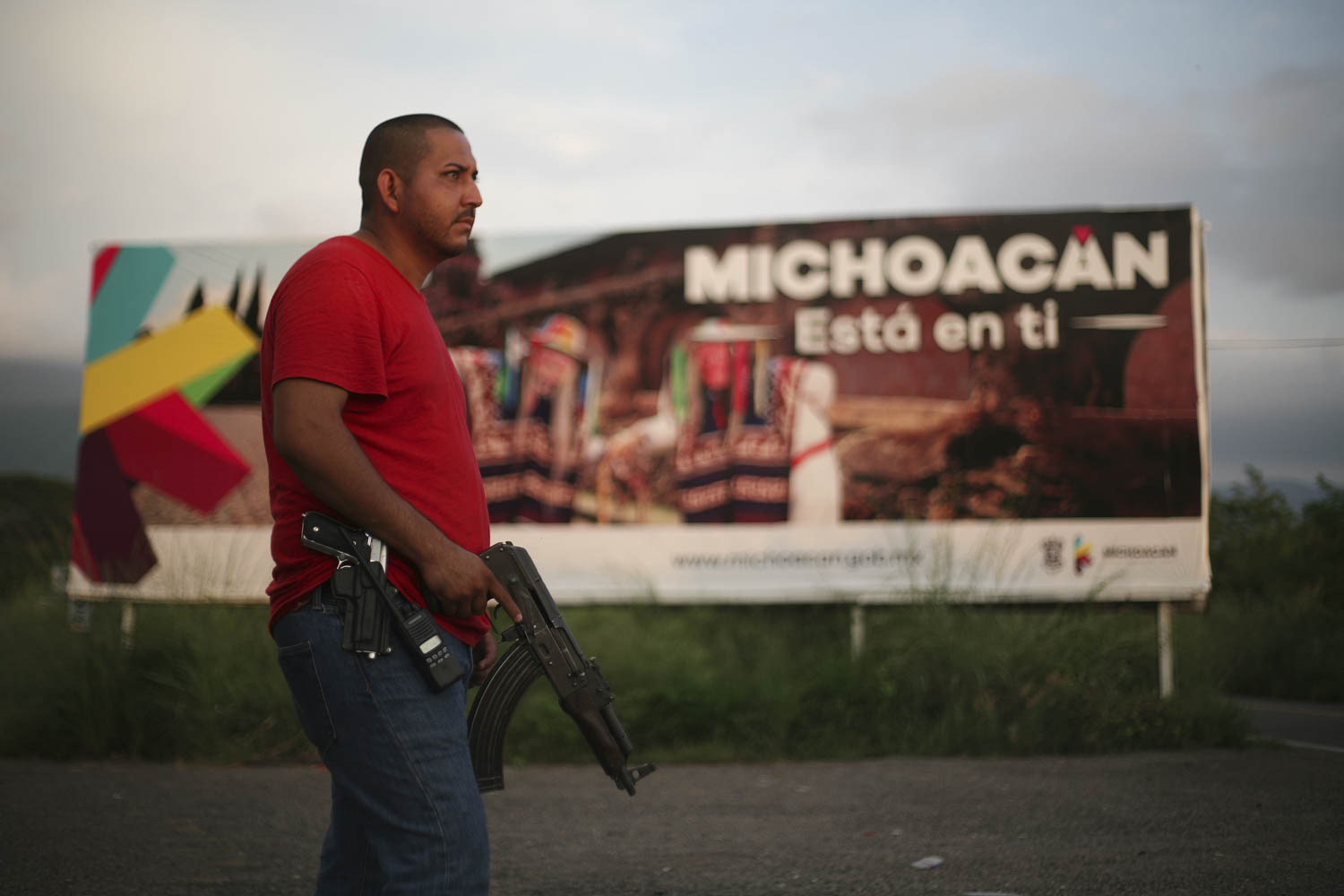 AQUILA, MICHOACÁN, 16NOVIEMBRE2015.- La Policía Comunitaria de Santa María Ostula, se ostenta cómo el último grupo vigente de Autodefensas en la entidad, a pesar de que el gobernador Silvano Aureoles advirtió que no iba a tolerar más grupos civiles armados realizando tareas de seguridad en el territorio que gobierna, implementando en cambio el Mando Único; protocolo que los municipios de Aquila, Cherán, Cahuayana, Chinicuila, rechazan aplicar por la desconfianza y los Usos y Costumbres de las comunidades indígenas.
Foto: Alan Ortega /Cuartoscuro.com