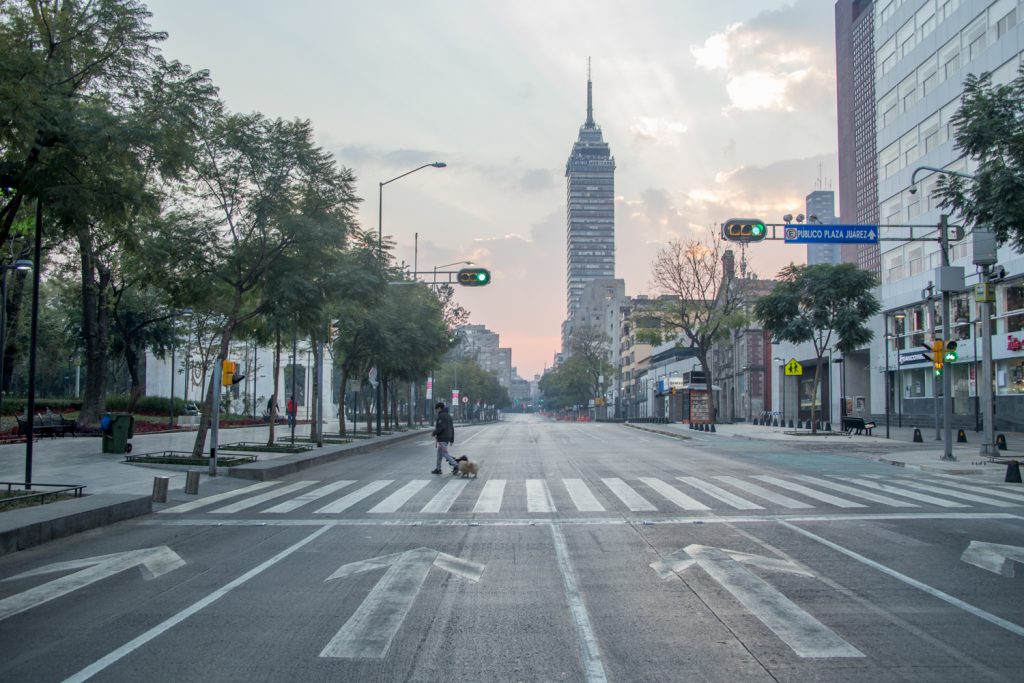 CIUDAD DE MÉXICO., 01ENERO2017.- La Avenida Juárez que regularmente se encuentra aglomerada de autos, vendedores y transeúntes, lució esta mañana semi vacía. FOTO: TERCERO DÍAZ /CUARTOSCURO.COM